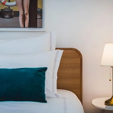 Vintage 3-bed Apartment, Center With Parking Appartement