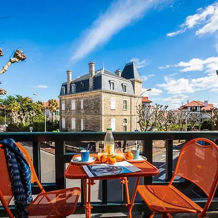 Vintage 3-bed Apartment, Center With Parking Appartement