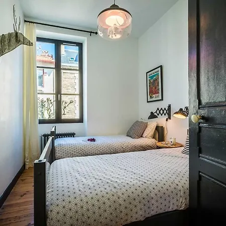 Vintage 3-bed Apartment, Center With Parking Appartement